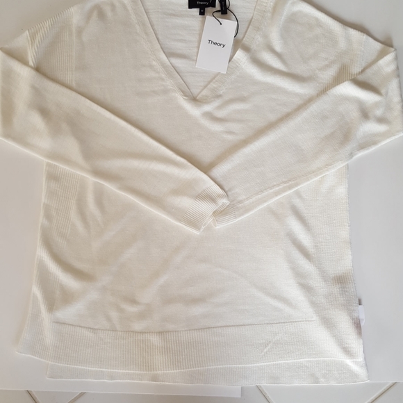 THEORY NWT Larlissa Lightweight V-Neck Swe… - Picture 2 of 15